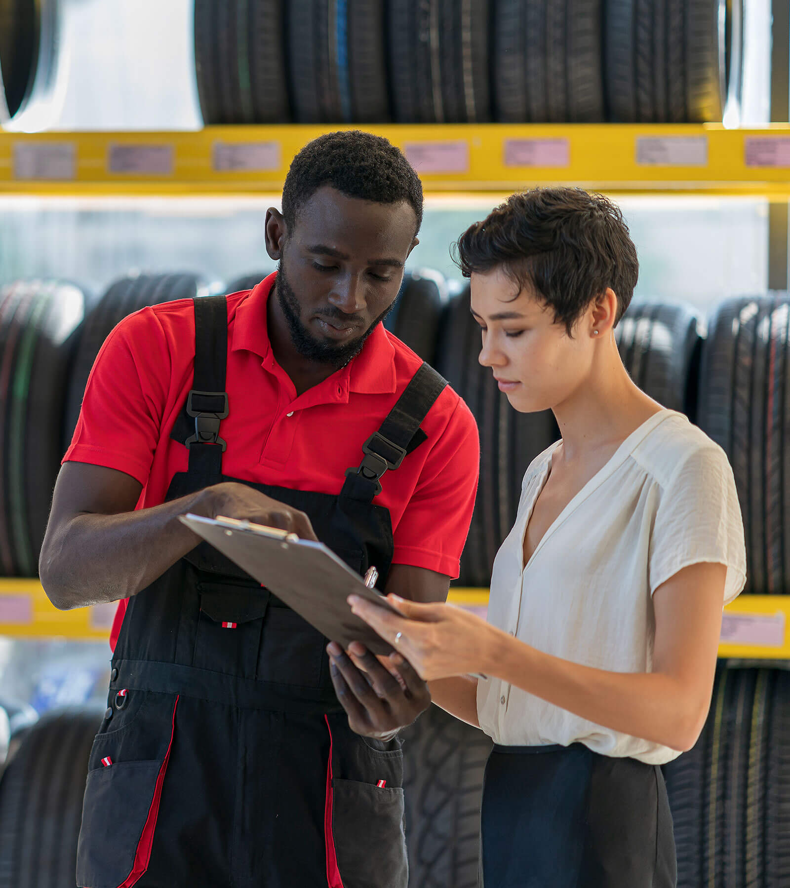 Man discussing tyres with woman